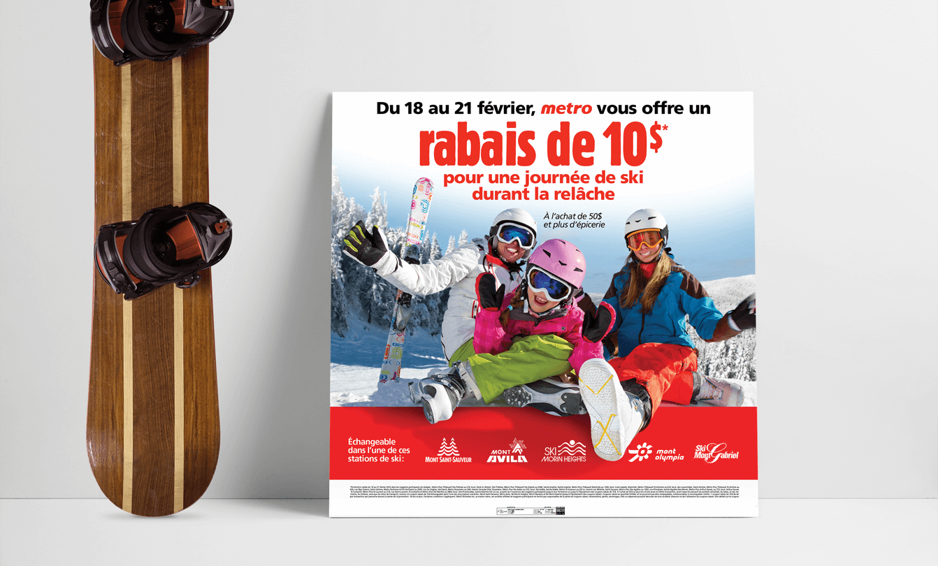 Affiche Metro illustrant une famille en ski avec message Metro vous offre un rabais de 10$ pour une journée de ski.