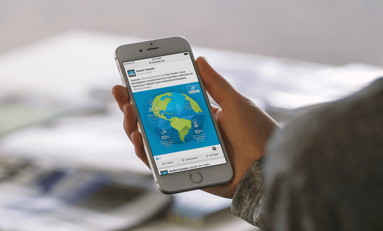Un iphone avec à l'écran une publication Facebook d'Essilor pour la journée de la Terre